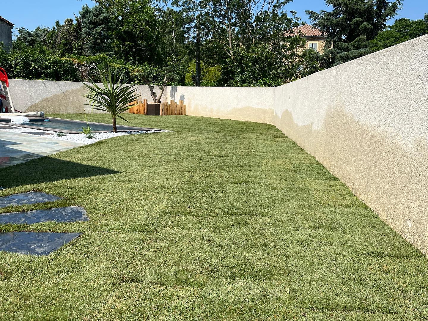 Aménagement de Jardin Moderne avec Touche Industrielle