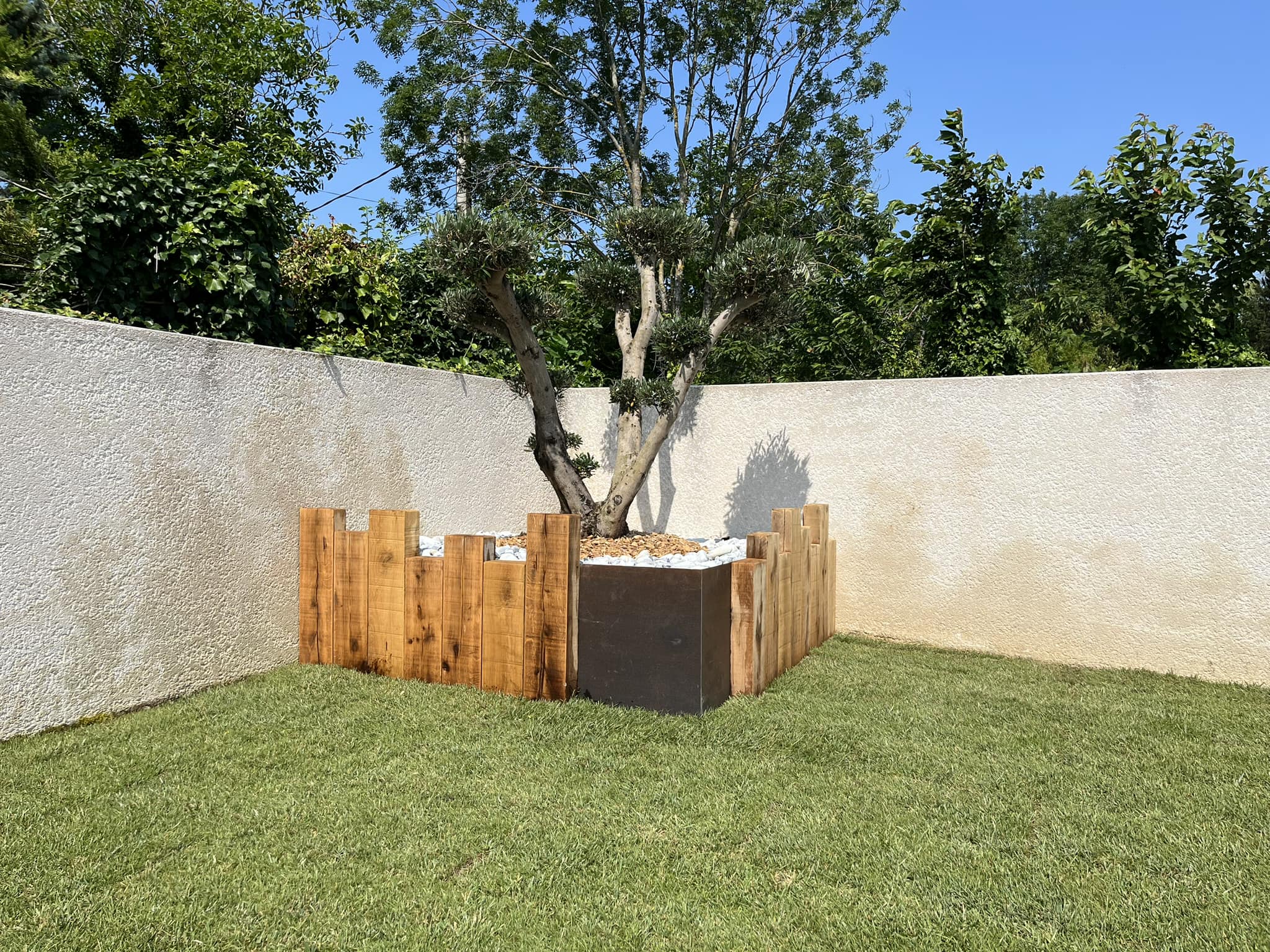 Aménagement de Jardin Moderne avec Touche Industrielle