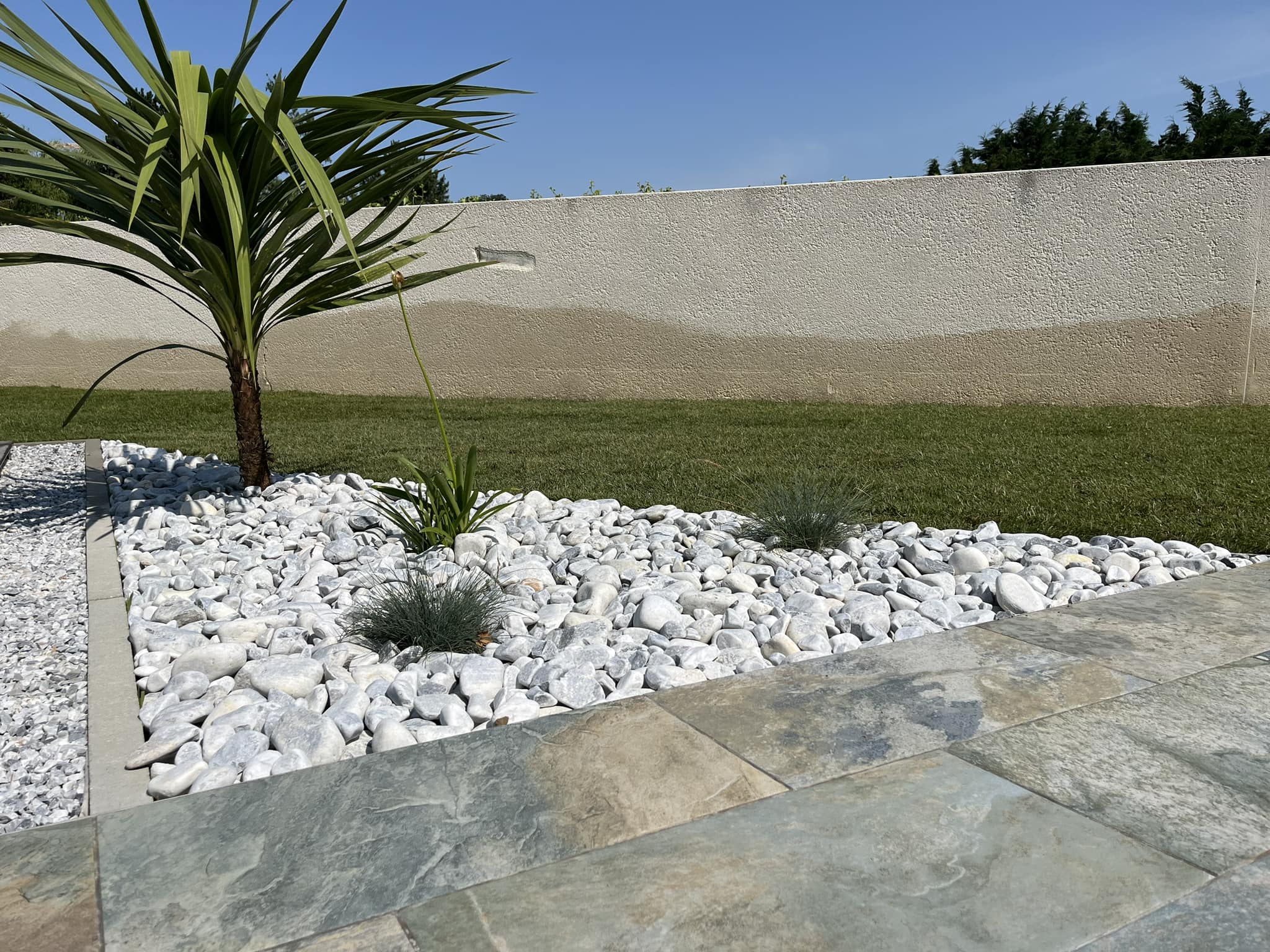 Aménagement de Jardin Moderne avec Touche Industrielle