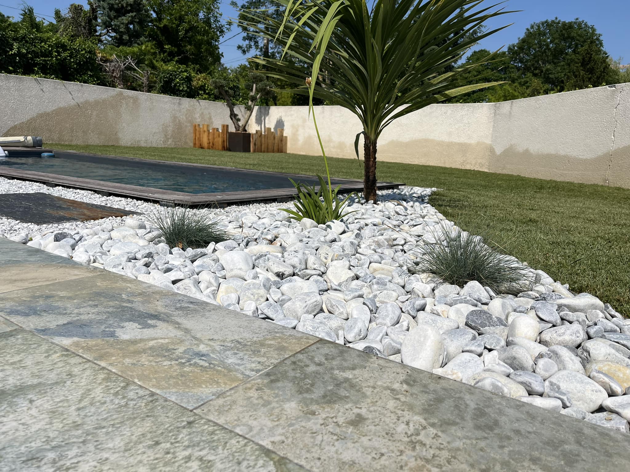 Aménagement de Jardin Moderne avec Touche Industrielle