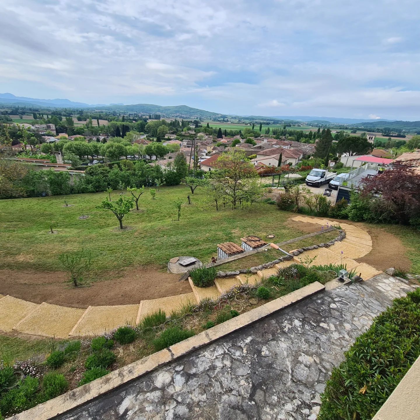 Escalier Paysager en Poutres de Chêne et Gravier Poliénas