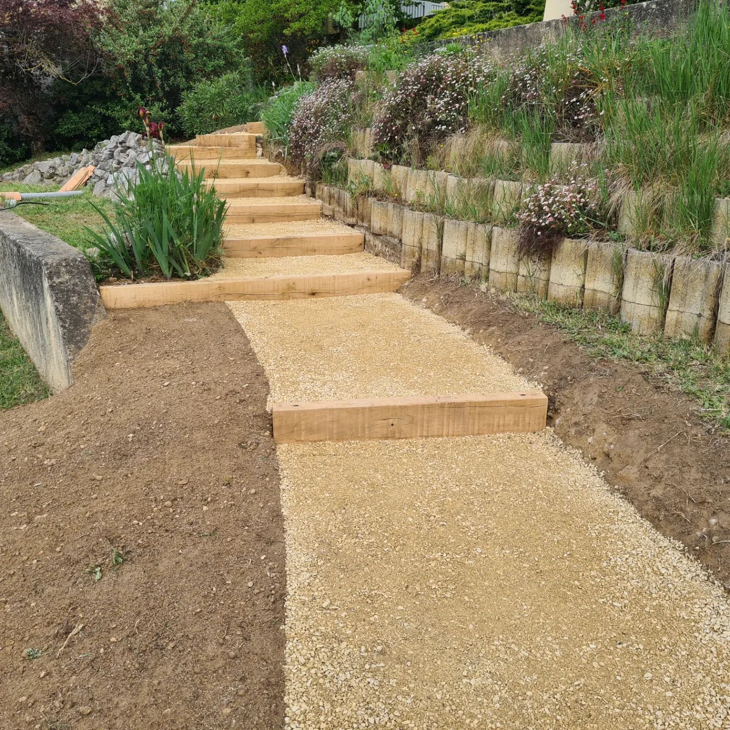 Escalier Paysager en Poutres de Chêne et Gravier Poliénas