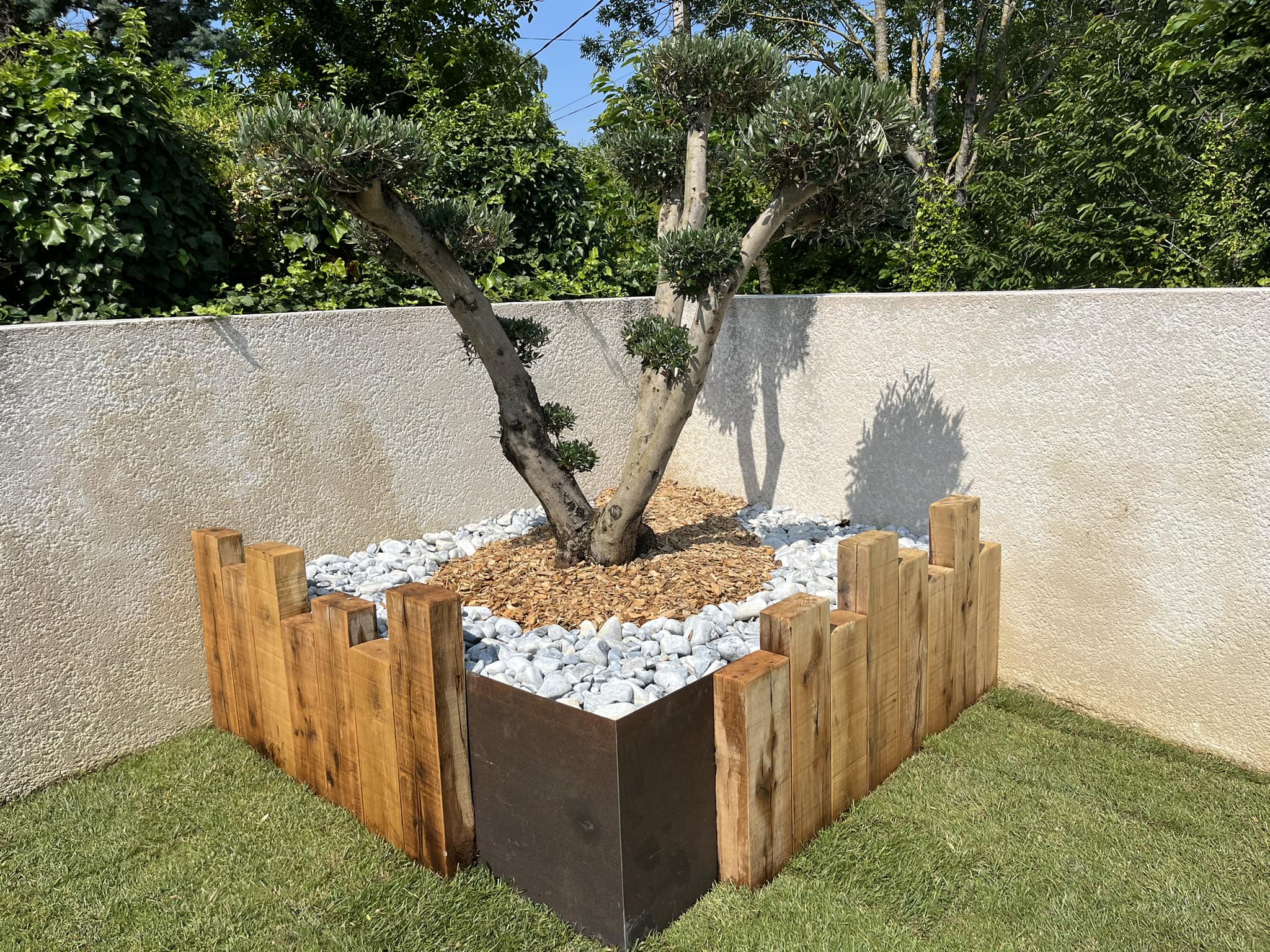 Aménagement de Jardin Moderne avec Touche Industrielle undefined
